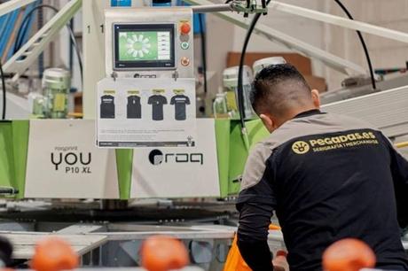 Pegadas ofrece servicios integrales de serigrafía, impresión digital y rotulación Pegadas ofrece servicios integrales de serigrafía, impresión digital y rotulación