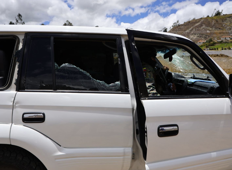 Ecuador: Manifestantes apedrearon y le dispararon a la caravana del presidente Daniel Noboa