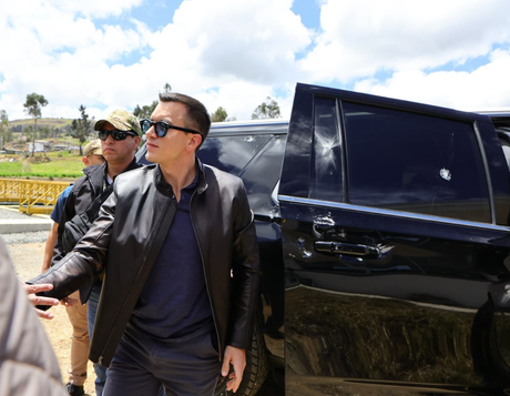 Ecuador: Manifestantes apedrearon y le dispararon a la caravana del presidente Daniel Noboa