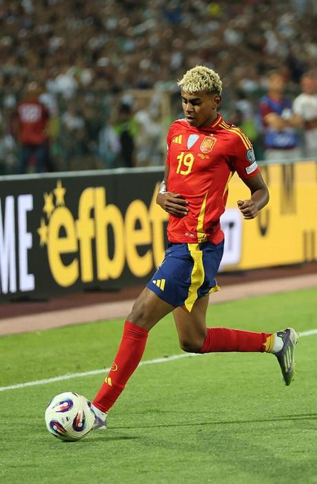 El parche dorado de Lamine Yamal: entre el cuidado facial y la moda influencer