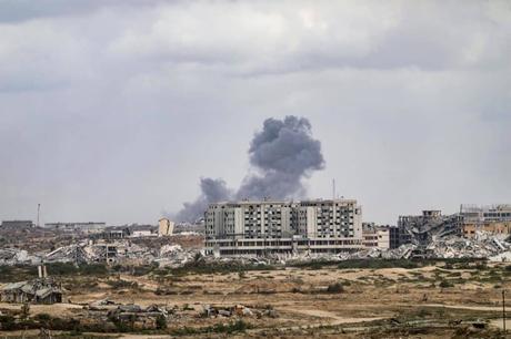 Israel confirma un ataque que ha dejado alrededor de 40 personas bajo los escombros en ciudad de Gaza