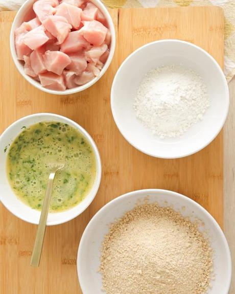 disponer los ingredientes para cubrir el pollo