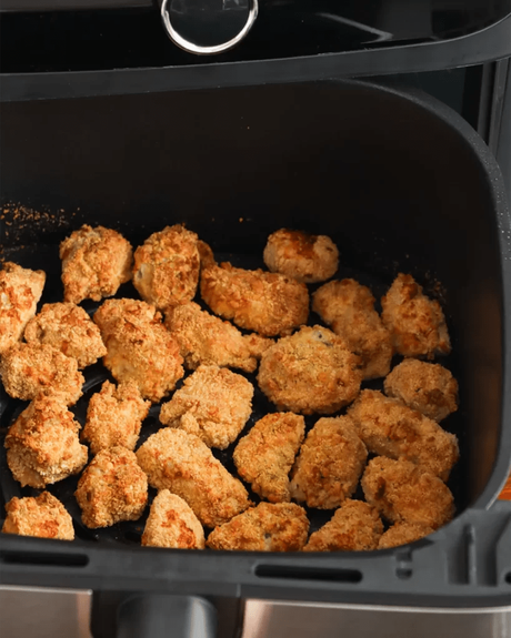pollo dorado y crujiente en freidora de aire