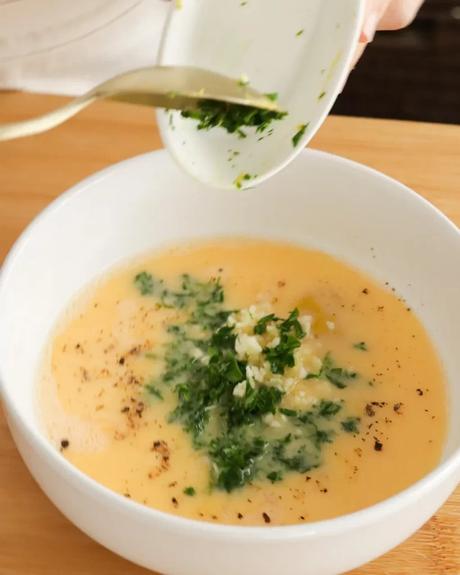 huevo batido con ajo y perejil