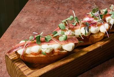 MADRID SABE A PAÍS VASCO EN PERRETXICO Comida en una mesa de madera
El contenido generado por IA puede ser incorrecto.