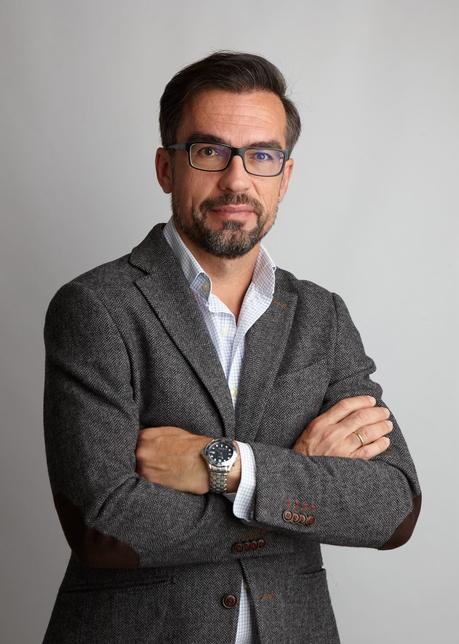 Javier Muñoz Villén: “Escribo novelas en el móvil, pero lo que deslizo son las sombras del ser humano”