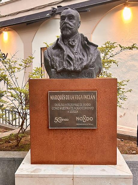 El monumento al Marqués de la Vega Inclán.