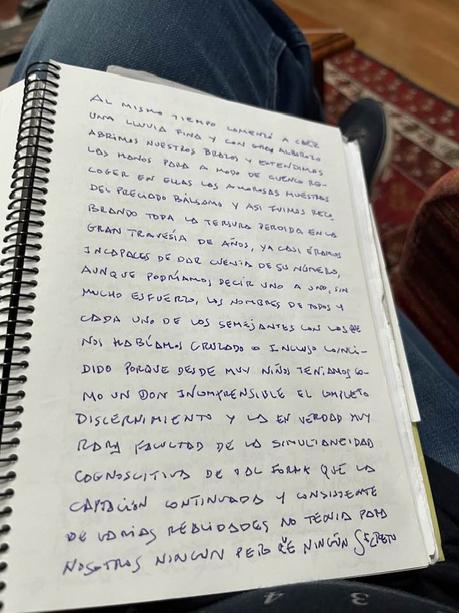 «AL mismo tiempo comenzó a caer...»