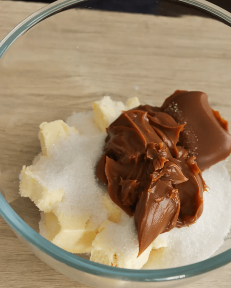 batir manteca con azucar y dulce de leche