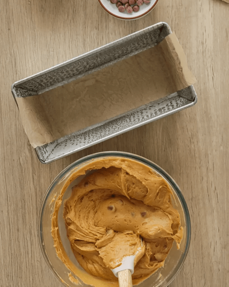 molde de budin cubierto con papel