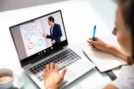 ApruebaTodo conecta a estudiantes universitarios con expertos a través de una plataforma colaborativa online