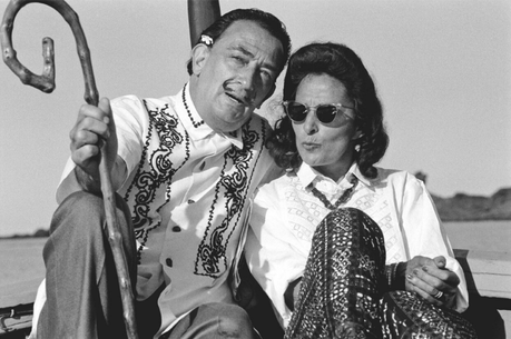 Salvador Dalí: Surrealismo soy yo Salvador Dalí y su esposa Gala en Cadaqués en 1960png