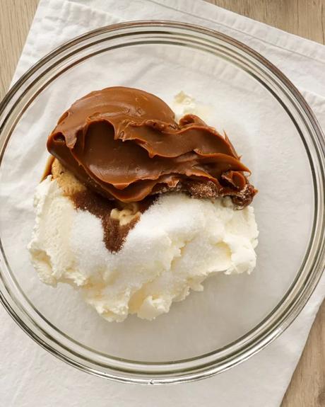 queso crema con dulce de leche y azucar