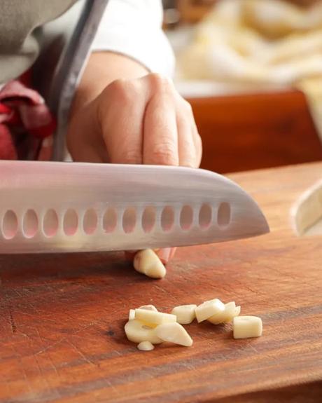cortar dientes de ajo