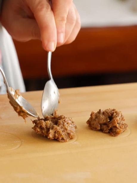 colocar el relleno sobre la masa