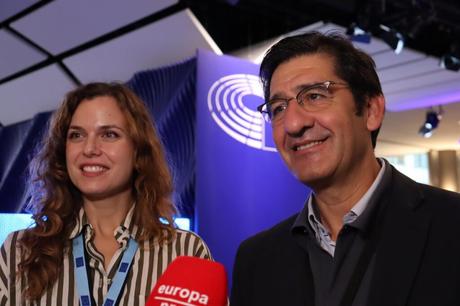 Dos heridos tras la colisión de un turismo y un autobús que transportaba escolares en Camarena Dos heridos tras la colisión de un turismo y un autobús que transportaba escolares en Camarena