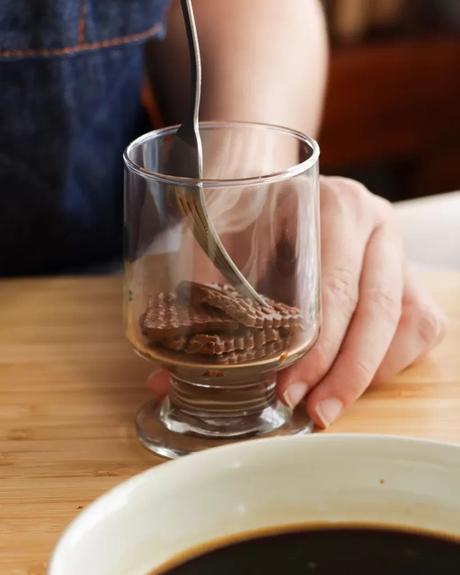 colocar galletitas en vaso