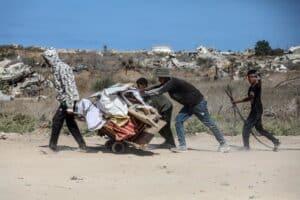 El jefe del Ejército cesa al gobernador del Banco Central y pone por primera vez a una mujer al frente El jefe del Ejército cesa al gobernador del Banco Central y pone por primera vez a una mujer al frente