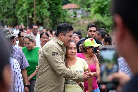 Entregan electrodomésticos y apoyos alimentarios a familias afectadas por lluvias en Axtla y Matlapa