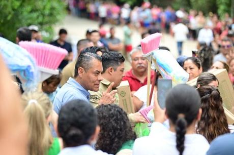 Entregan electrodomésticos y apoyos alimentarios a familias afectadas por lluvias en Axtla y Matlapa