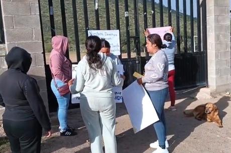 Padres de familia toman telesecundaria en Villa de Zaragoza; acusan a SEGE de incumplir promesa de enviar maestros