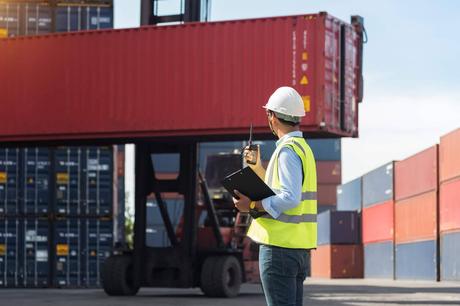 Una cadena logística sin fronteras con soluciones de transporte y aduanas a escala global Una cadena logística sin fronteras con soluciones de transporte y aduanas a escala global