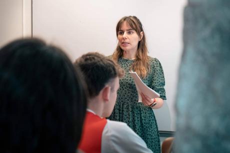 Luis Vives ofrece plazas limitadas para su curso oficial de ESO para adultos en Madrid