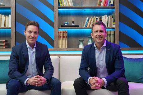 Alfonso y Christian lideran la formación en cierre de ventas de alto valor en el mercado hispanohablante Alfonso y Christian lideran la formación en cierre de ventas de alto valor en el mercado hispanohablante