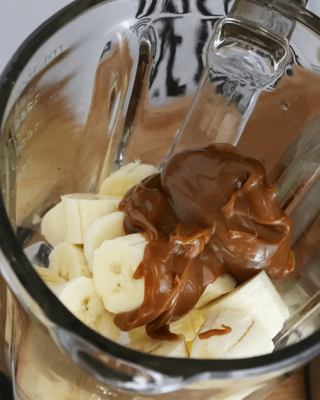 Licuado de Banana con Dulce de Leche añadir leche y dulce de leche