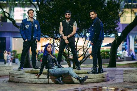 La banda de rock colombiana Voltana le canta a la salud mental y emocional en ‘Rainy Night’