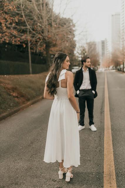 Pareja de novios en mitad de una calzada urbana