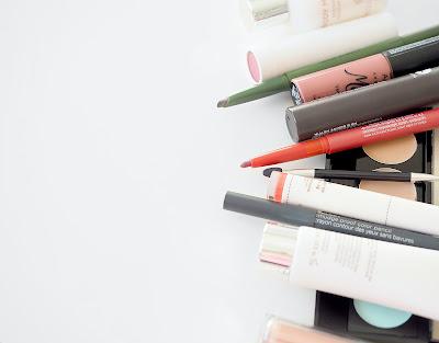 Diversos productos de maquillaje, entre otros lápices retráctiles