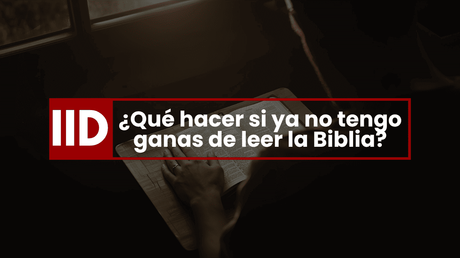 ¿Qué hacer si ya no tengo ganas de leer la Biblia? Persona orando y leyendo la Biblia con esperanza en medio del cansancio espiritual.