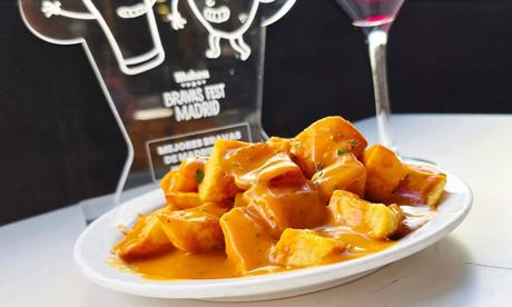 Taberna Acuerdo expone el trofeo que avala sus bravas como las mejores de Madrid