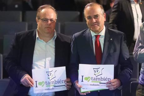 Manuel Serrano entrega una navaja albaceteña a la leyenda del alpinismo Carlos Soria