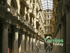 Manuel Serrano entrega una navaja albaceteña a la leyenda del alpinismo Carlos Soria