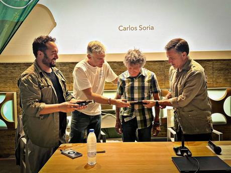 Manuel Serrano entrega una navaja albaceteña a la leyenda del alpinismo Carlos Soria