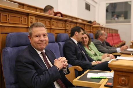 Manuel Serrano entrega una navaja albaceteña a la leyenda del alpinismo Carlos Soria