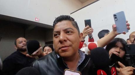 Gallardo anuncia reubicación de escuelas en zonas de riesgo y denuncia manipulación con inteligencia artificial