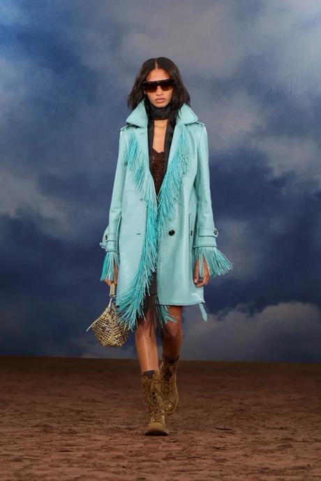 Burberry recupera su esencia con psicodelia, música y actitud 13