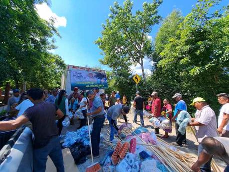 Entregan apoyos a comunidades indígenas afectadas por lluvias en la Huasteca
