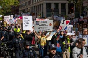 Trump responde a las multitudinarias protestas en EEUU con un vídeo en el que se pone un corona Trump responde a las multitudinarias protestas en EEUU con un vídeo en el que se pone un corona