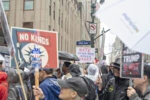 Trump responde a las multitudinarias protestas en EEUU con un vídeo en el que se pone un corona Trump responde a las multitudinarias protestas en EEUU con un vídeo en el que se pone un corona