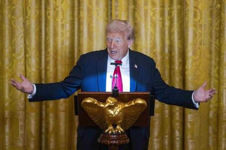 Trump responde a las multitudinarias protestas en EEUU con un vídeo en el que se pone un corona