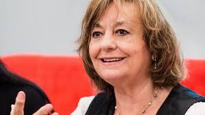 DEL POEMA DE CADA DÍA. HOY, IGLESIAS CERRADAS, DE ANA BLANDIANA