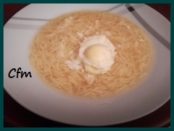 Sopa con huevo estrellado