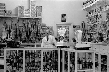 Santander años 50:calle San José,tienda de ultramarinos La Madrileña Santander años 50:calle San José,tienda de ultramarinos La Madrileña