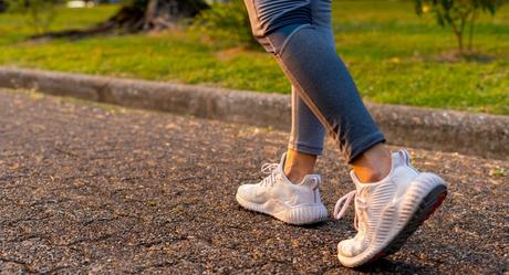 Caminar para prevenir el dolor lumbar: más de 100 minutos al día marcan la diferencia, según un estudio caminar para prevenir el dolor lumbar