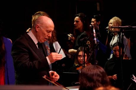 FLOATING IN THE AIR, PEACE IN OUR HANDS una Sinfonía por la Paz