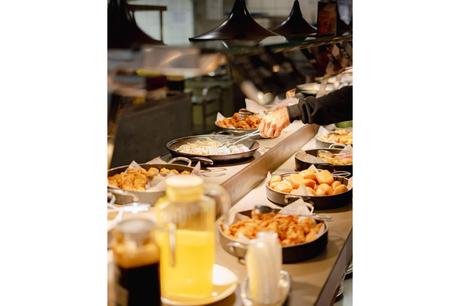 Colonial Buffet celebra 15 años como pionero de la gastronomía internacional en Valencia